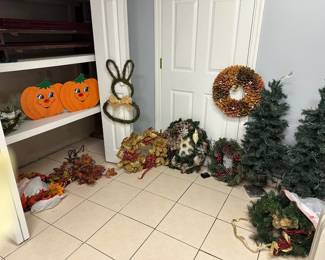 Holiday Decor, Wreaths