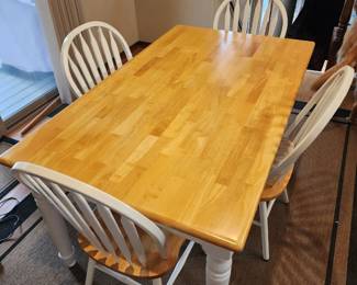 Ashley Furniture Dining Room Table with 4 cgairs