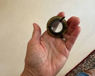 Footed magnifying loupe