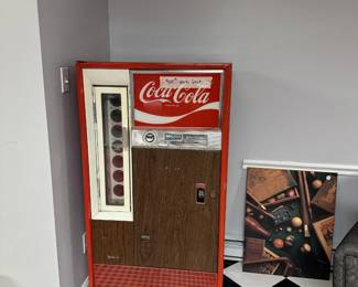 Working Coca-Cola Machine. Collectors item.