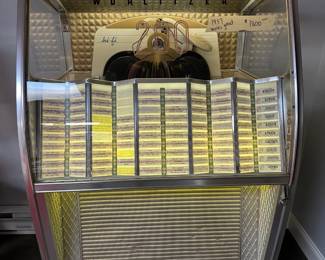 1957 Wurlitzer Jukbox in working condition! Records included!