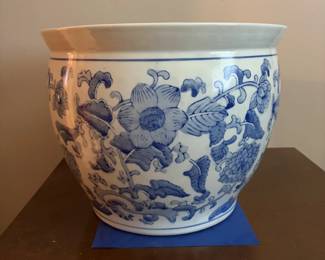 blue-and-white porcelain jardinière/cachepot (planter)