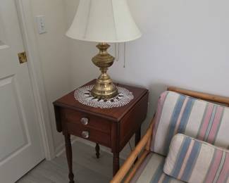 Antique mahogany drop-leaf side table with 2 drawers, brass lamp