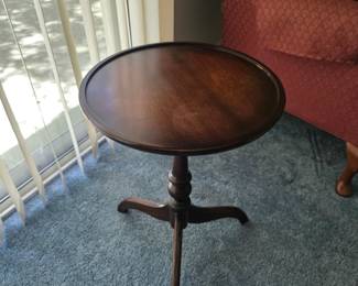 Antique-style mahogany pedestal tilt-top table, tripod base