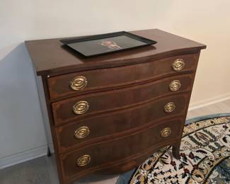 Mahogany serpentine 4-drawer chest with brass oval pulls