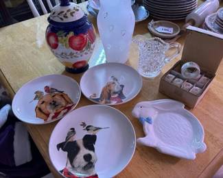 206 assortedtablewareanddecorativeitems