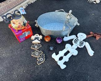 098 assortedhalloweendecorationsandyanke