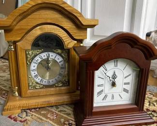 188 pairofbatteryrunmantelclocks