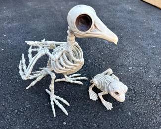 105 halloweenplasticfrogandbatskeleton