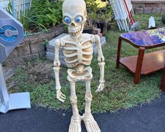 027 animatedskeletonhalloweenprop