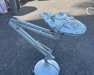 125 starwarsmillenniumfalconledtablela