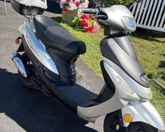 234 2011taotao50silverscooterwithstora