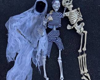 083 halloweenskeletonandghostdecorations