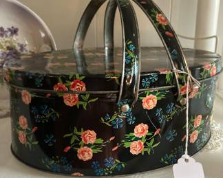 Metal sewing tin 