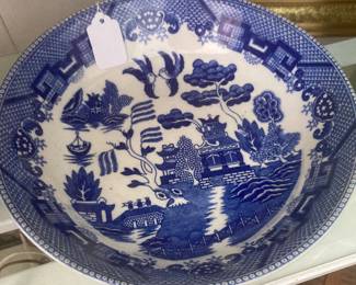 Blue Willow serving bowl - Japan
