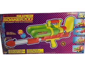 Super Soaker Slinger Water Balloon Slingshot NEW Super Soaker 100 Watergun Larami NEW Super Soaker 200 Watergun Larami