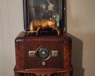 1940's tube radio, has tube lights up 