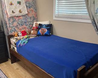 Twin Bed.  Mattresses are 'so-so'.  Bed very sturdy.  Good Condition