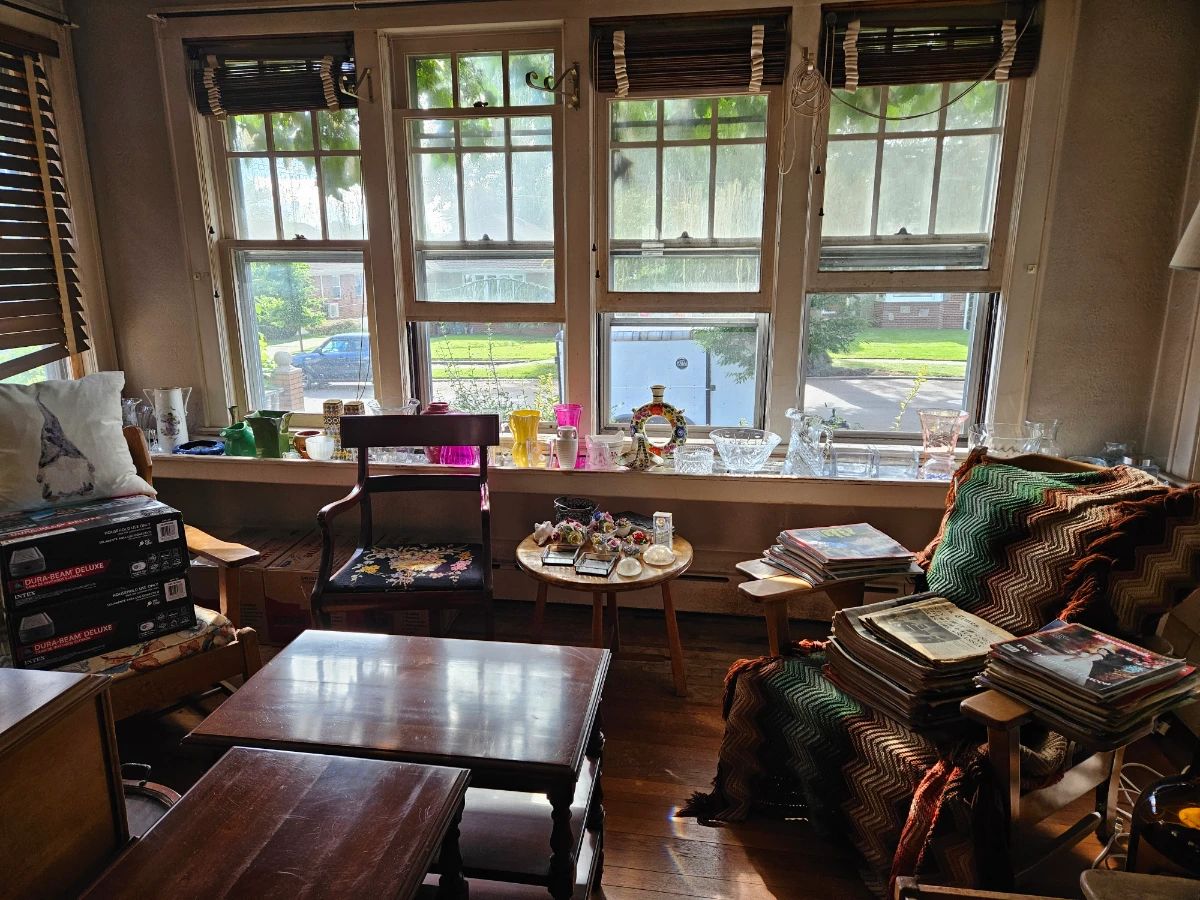Furniture, vases, magazines
