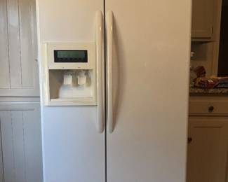 Refrigerator with water/ ice naker