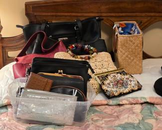 Assorted vintage handbags, evening bags and clutches, including beaded and metallic styles.
