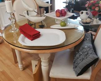 Table w 1 leaf. 2 chairs