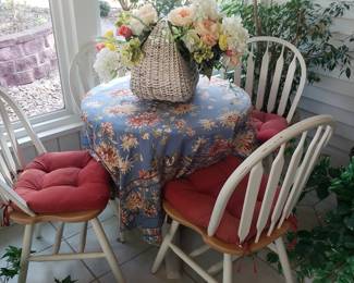 Cute table w 4 chairs