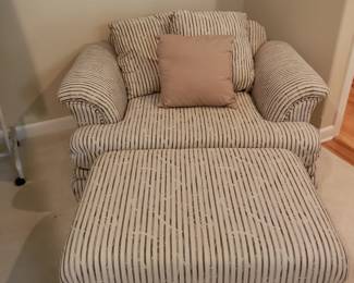 Oversized chair w ottoman