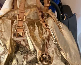 It’s hard to get good pics of a gold reflective purse!!!!