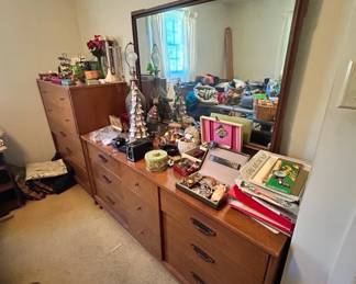 upper bedroom. Bring tools to breakdown the bed. Bring help to lead heavy items. Mirror goes with this dresser