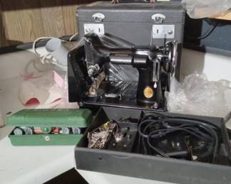 Vintage Singer Sewing Machine in Great Condition