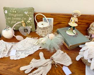 Vintage ladies gloves & hankies 