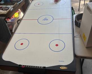 Air hockey table
