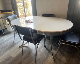 Vintage style table/chairs