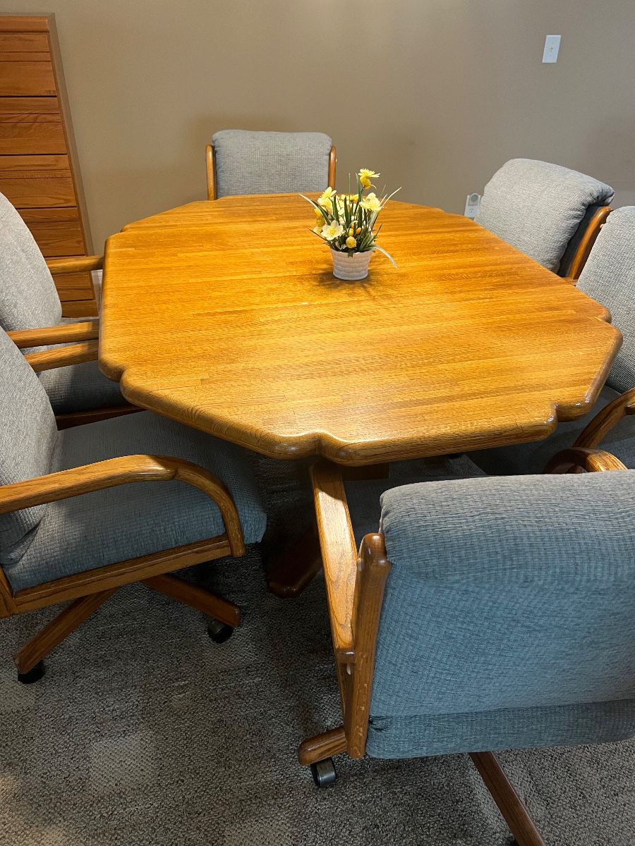 Oak Dining Set with six chairs, in amazing condition 