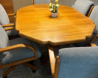 Oak Dining Set with six chairs, in amazing condition 