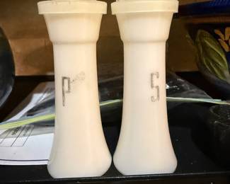 MINI TUPPERWARE SALT AND PEPPER 