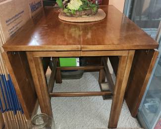 Drop leaf dining table with leaf