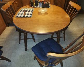 Maple dining set with laminate top and 6 chairs