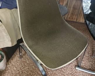 Qty 4 molded fiberglass chairs with table