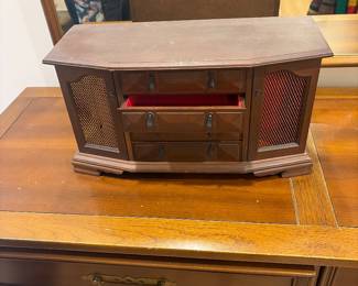 Jewelry box