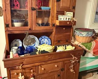 Amish Hoosier Cabinet – Solid wood Amish-crafted Hoosier cabinet featuring upper glass-front display cabinets, pull-out work surface, multiple drawers, lower storage cabinets, and a built-in spice drawer organizer. A beautiful and functional piece offering ample storage and classic country craftsmanship for a kitchen or dining room. Sold as found.