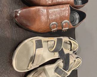 Mens Tevo Sandles Size 9  Dress Shoes