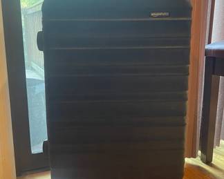 Amazon Basics Hard Shell Roller Suitcase