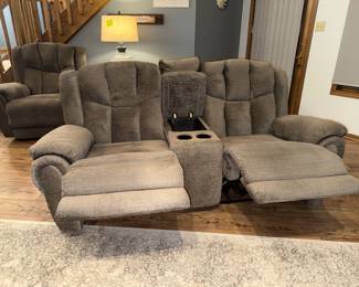 SOUTHERN MOTION LOVESEAT DUAL BUILT IN RECLINERS 