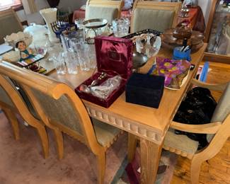 Gorgeous Extendable diningroom table with matching chairs