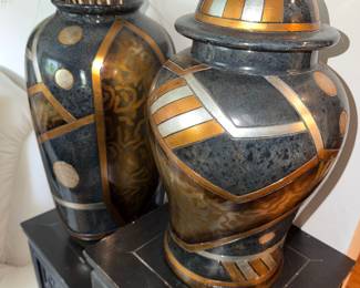 Decorative urns / ginger jars