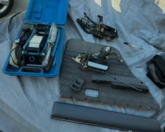 Toyota 4Runner parts and hydraulic jack