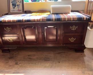 PADDED TOP BLANKET CHEST