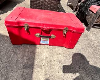 DELUXE STORAGE LOCKER